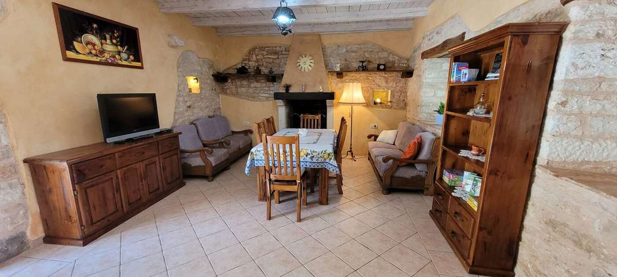 Posest z dvema kamnitima hišama in bazenom